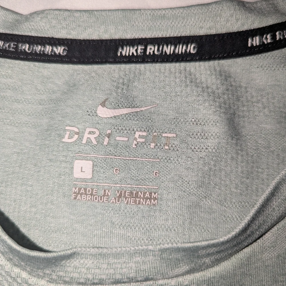 Nike Running Men's Large Dri-Fit Gray Pattern Short Sleeve Running Shirt‎